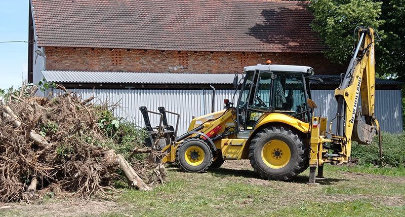 „Malý a velký brácha“ aneb 9t traktorbagr a 2,5t minibagr spolupracují