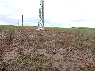 Výkop pro rekonstrukci elektrického vedení v Řetové