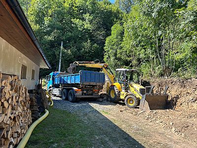 Zářez do svahu u rodinného domu v obci Rybník