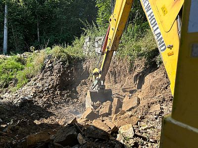 Zářez do svahu u rodinného domu v obci Rybník