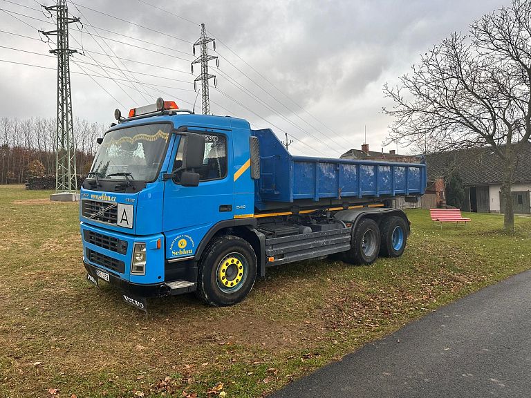 Nákladní auto Volvo FM12 s nosičem kontejneru